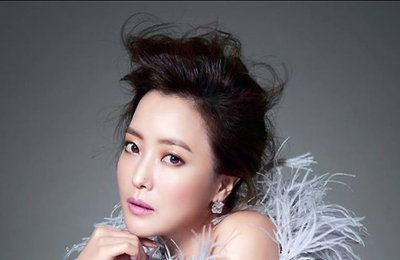 "변치않는 미모"…김희선, 홍콩 패션지 장식