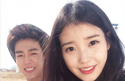 아이유-이현우, 연인같은 셀카 삼매경…