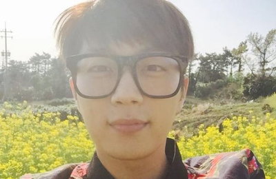 윤두준, 뿔테안경으로 가릴 수 없는 훈훈함...