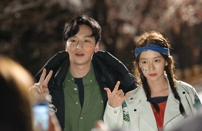 '구여친클럽' 변요한·송지효, 달달한 우비데이트 공개