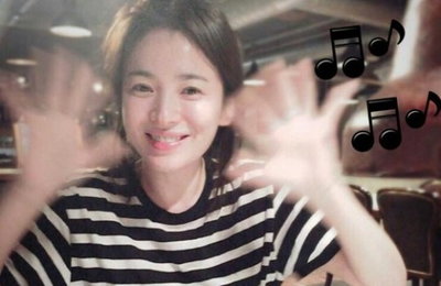 배우 송혜교, 나이 잊은 아기 피부~