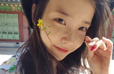 아이유, 화창한 날씨에 경복궁 나들이… 깜찍+러블리