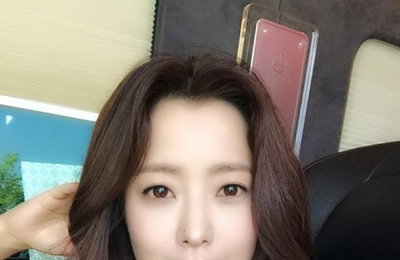 '변치않는 미모'…김희선, 세월 역행 미모