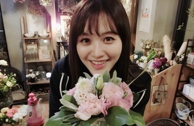 '레인보우' 재경, 카네이션 품에 안고 화사하게…