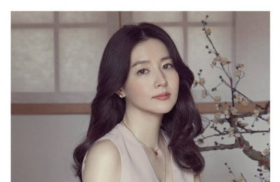 이영애, 세월 거스른 우아+고혹미..화보서 뽐내