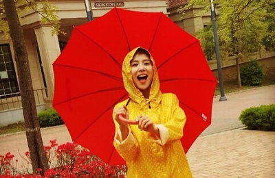 조여정, 깜찍한 우비소녀 변신…"동안 미녀"