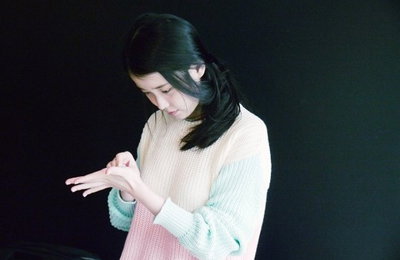 아이유, 국민 여동생의 상큼 미모…'비하인드 컷'공개
