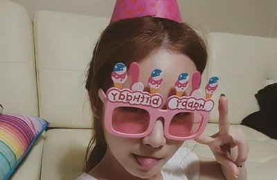 걸스데이 유라, 소진 생일맞이 깜찍 이벤트 인증샷 공개…