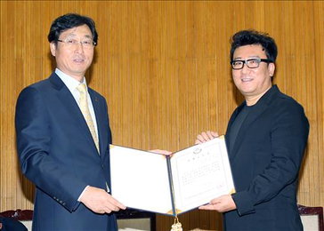 윤제균 영화감독, 한국해양대 '명예선장' 1호