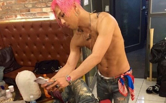 빅뱅 태양, 상의탈의속 '꿀복근+핑크머리'...