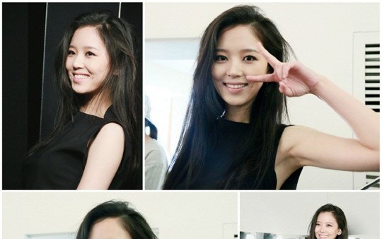강한나, 러블리 매력 가득한 화보 비하인드컷 공개