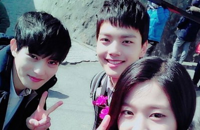 설현, 이종현-여진구와 화기애애 다정샷"10시 35분!"