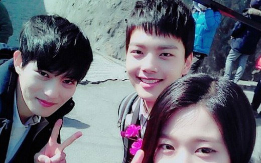 설현, 이종현-여진구와 화기애애 다정샷"10시 35분!"