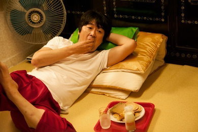 [극비수사]김윤석, 역대급 방구석 스틸 공개 "자연스럽게…"