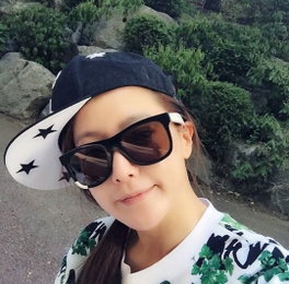 "동안의 정석"…김희선, 귀요미 스냅백