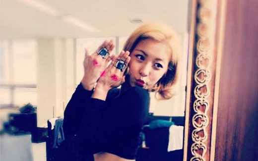 f(x) 루나, 개미허리 인증샷…'개미허리+황금몸매'