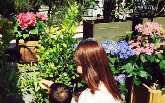 소유진, 아들 용희 군과 단란한 일상 '노란색 골라따기'