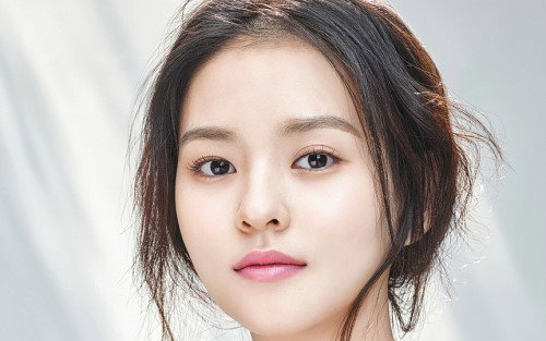 [화보] 김윤혜, 촉촉한 물광 피부 뽐내…