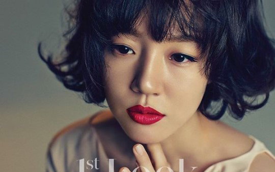 임수정, 동안의 반전…"팜프파탈 레드 입술"