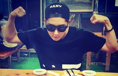 이준기, 장어요리 앞 근육 불끈 '힘 power up'