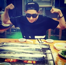 이준기, 장어요리 앞 근육 불끈 '힘 power up'