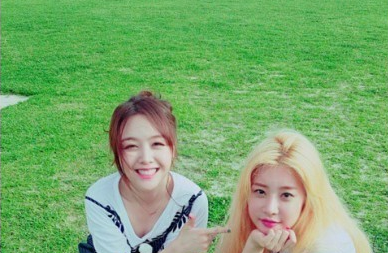 '걸스데이' 민아, 소진과 다정한 투샷 '오키나와, 어느 멋진 날'