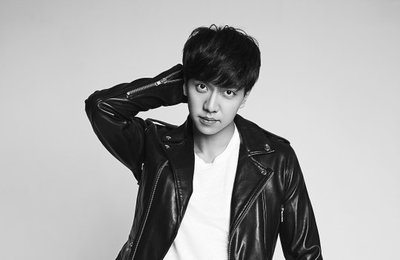 이승기, 가죽재킷 입은 채 카리스마 발산
