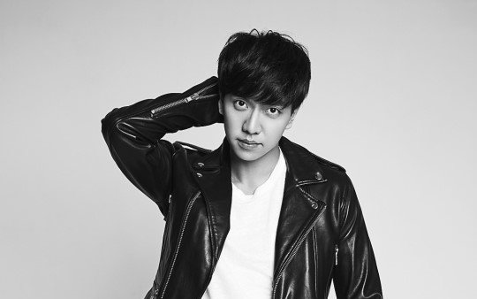 이승기, 가죽재킷 입은 채 카리스마 발산