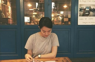 배우 신민아, 화보같은 일상 공개…'카페에서 여유롭게'