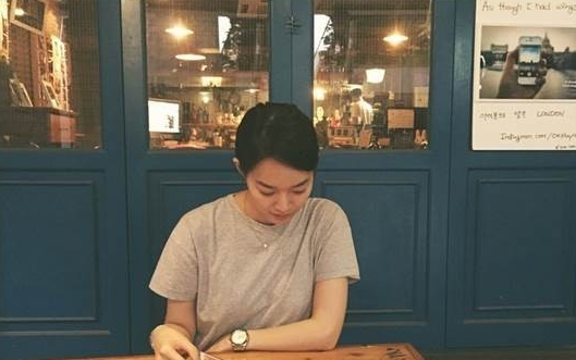 배우 신민아, 화보같은 일상 공개…'카페에서 여유롭게'