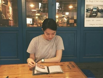 배우 신민아, 화보같은 일상 공개…'카페에서 여유롭게'