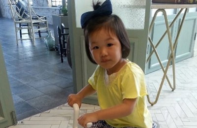엄태웅 딸 엄지온, 세발자전거 탑승 인증샷 "완전 신났다"