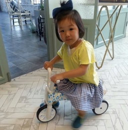 엄태웅 딸 엄지온, 세발자전거 탑승 인증샷 "완전 신났다"