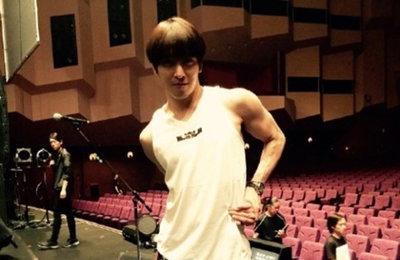 정용화, 한쪽 팔로 허리 휘감기..'꽃 미모+알찬 근육 몸매'