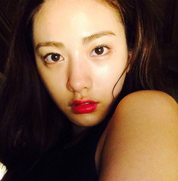 '애프터스쿨' 나나 근황 공개…'섹시한 레드 립'