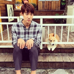 유연석, 강아지와 함께 멍 때리는 중 ‘연무룩’