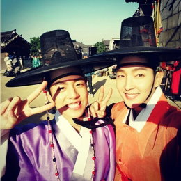 이준기·이현우, 촬영 중 다정한 투샷 '현우~! 젊음'