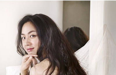 배우 탕웨이, 과감한 허리라인 오픈 의상 '눈길'