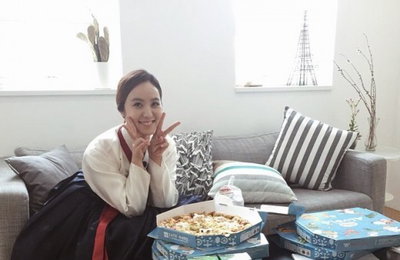 박지윤, 단아한 한복 패션 '반전 콜라보…한복+피자'