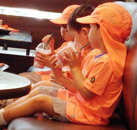 삼둥이 시민 인증샷…"집근처 카페에서 냠냠~"