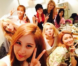 8인조 소녀시대, 서현 생일맞이 인증샷 "함께"