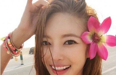 NS윤지, 건강미 물씬 꽃처녀…"꿀썸머, 청량한 꽃미소"
