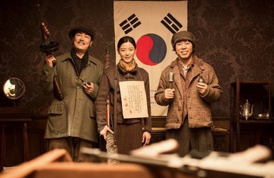 전지현,‘암살’ 스틸 공개…태극기 앞에 선 암살단 ‘대한독립만세’