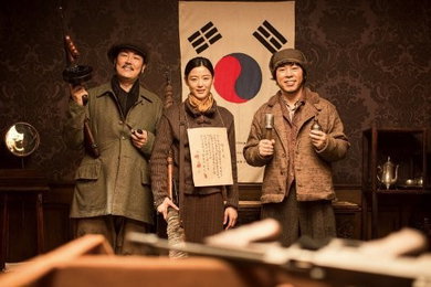 전지현,‘암살’ 스틸 공개…태극기 앞에 선 암살단 ‘대한독립만세’