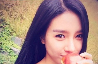 김소은, 러블리 꽃 미소…"촬영 전 모닝사과 밤선비"