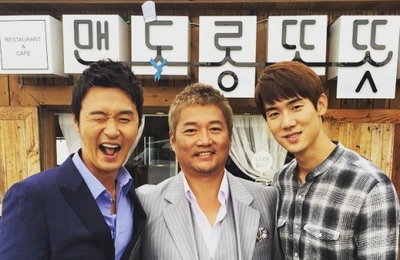 유연석, 이성재·최재성과 다정하게 찰칵…'훈훈 브로맨스'