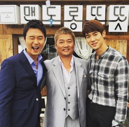 유연석, 이성재·최재성과 다정하게 찰칵…'훈훈 브로맨스'