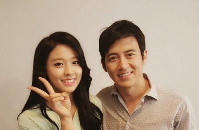AOA 설현, 잘록한 허리 드러내며 고수와 찰칵 "오늘은 수데이니까. 고수 선배님"