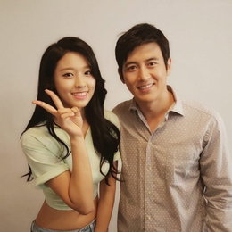 AOA 설현, 잘록한 허리 드러내며 고수와 찰칵 "오늘은 수데이니까. 고수 선배님"