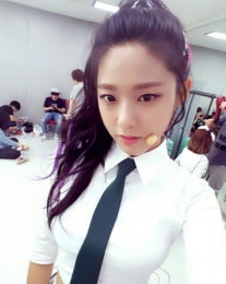 설현, 깜찍한 교복 셀카 '화사한 미모'